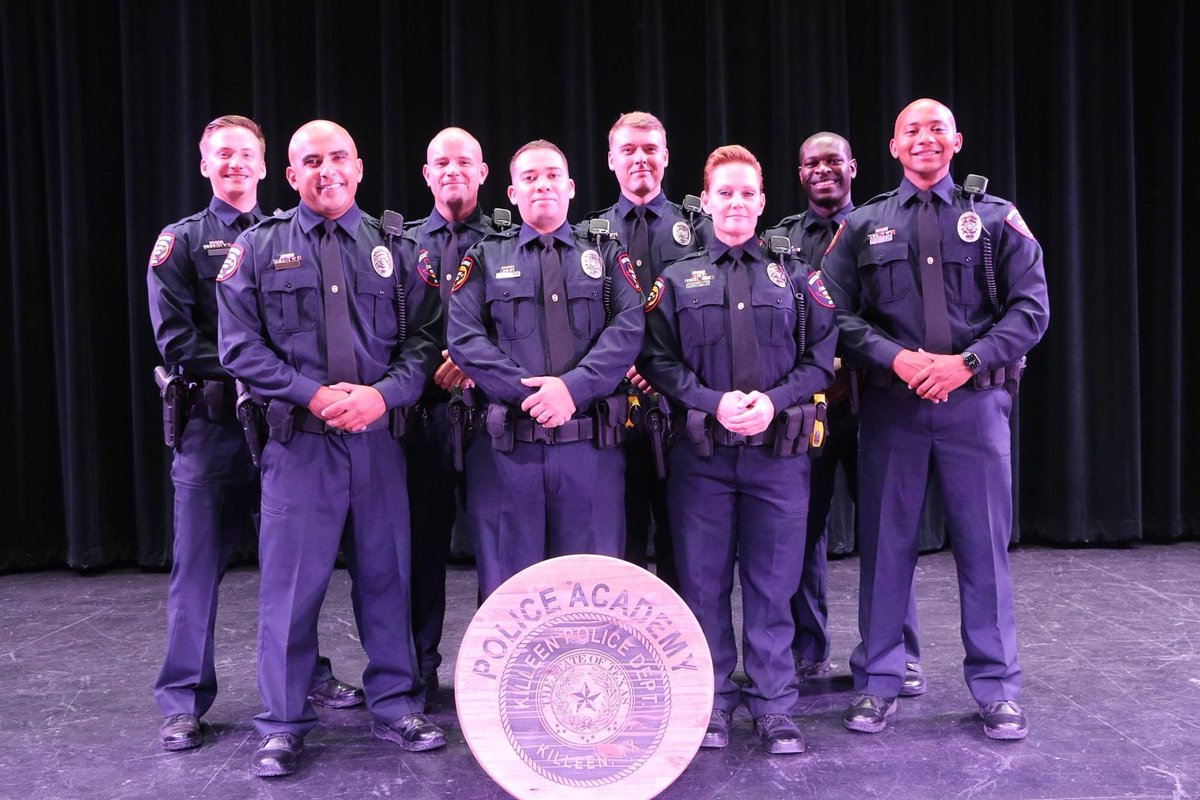 KilleenPD's tweet photo. Please join us in congratulating our newly sworn Police Officers. Basic Peace Officer Course (BPOC) Class #33 graduated and were sworn in this past Friday surrounded by family and friends.
Congratulations BPOC #33 and thank you for serving our community. https://t.co/MJ4BcLD0Xg