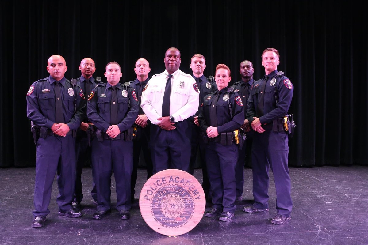 KilleenPD's tweet photo. Please join us in congratulating our newly sworn Police Officers. Basic Peace Officer Course (BPOC) Class #33 graduated and were sworn in this past Friday surrounded by family and friends.
Congratulations BPOC #33 and thank you for serving our community. https://t.co/MJ4BcLD0Xg