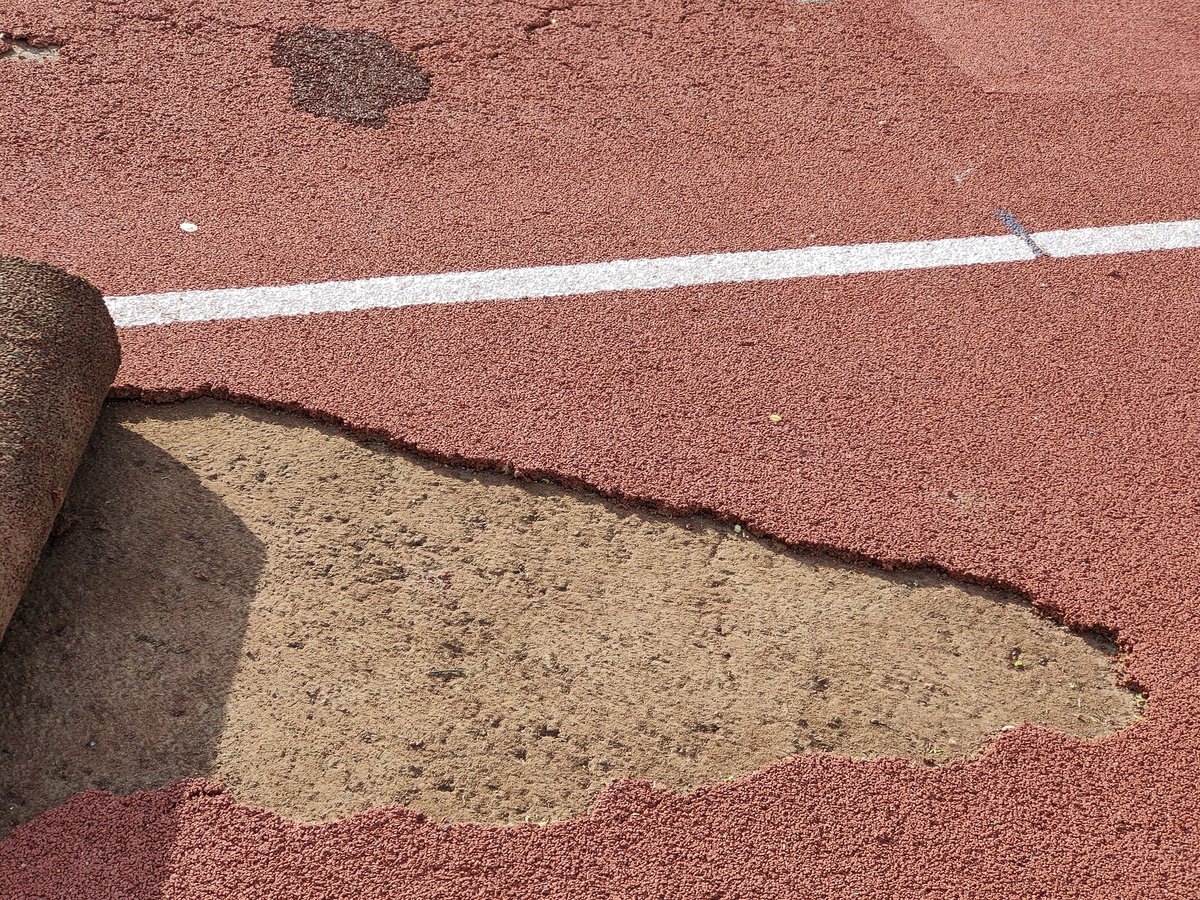 0xFlorra's tweet photo. @NachoCostaG @wagomezr @ppalcorcon Ya que el @ppalcorcon está tan preocupado por el deporte base de Alcorcón les recordamos que cientos de niños de la escuela de atletismo @Atl_Alcorcon entrenan en estas condiciones porque @ComunidadMadrid no lleva a cabo las obras del PIR @Alberto_Tome @davidperez https://t.co/7oPLNODwMd