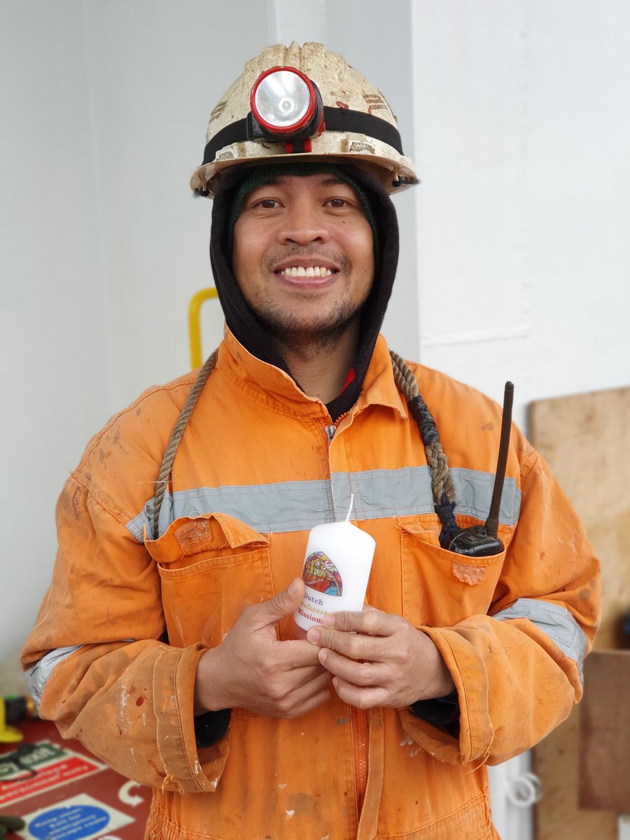 RotterdamMtS's tweet photo. Always a joy and privilege to hand-out #Bibles and #Christian materials to #seafarers, as well as pray for them. As important as the mental and physical health of #seafarers are, we should not neglect and help #FanIntoFlame the spiritual health of #seafarers. #Jesuslovesseafarers https://t.co/4tSfi3IVwS