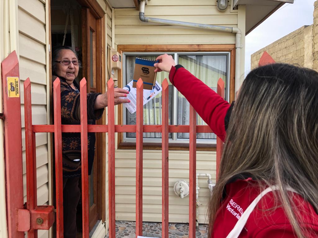 #MintrabEnTerreno #GobiernoEnTerreno 💪 Amplio despliegue en #PuertaAPuerta realizado por las autoridades regionales encabezadas por la Delegada Presidencial <a href="/jrojasgar/">Jennifer Rojas García</a> para difundir las medidas del plan #PasoAPaso acompañada por las seremis <a href="/VSchiattino/">Victoria Cortes Schiattino</a> <a href="/Pameflores82/">Pamela Flores</a> entre otras