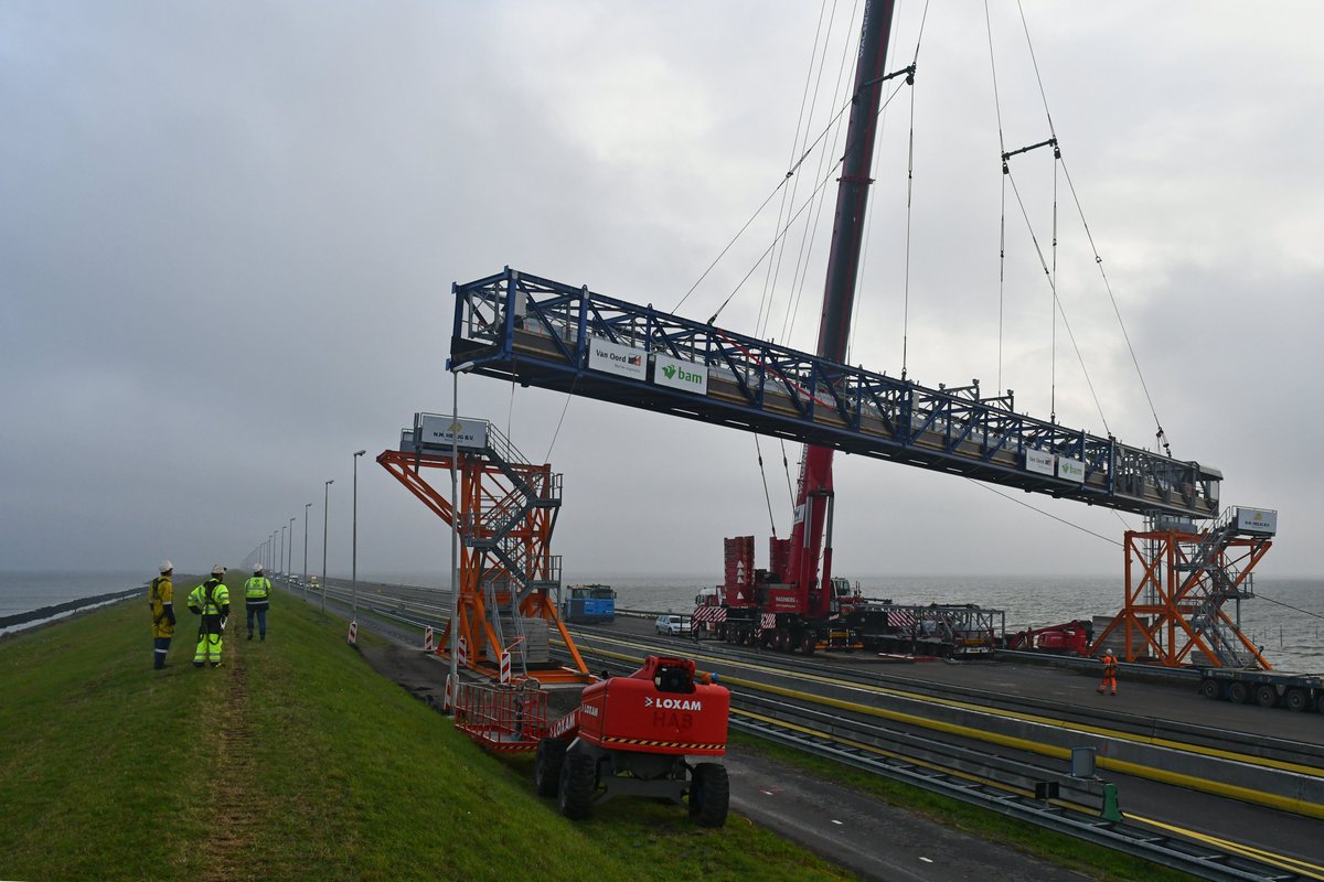 Weggebruikers opgelet! Van vrijdag 6 augustus 22.00 uur tot zaterdag 7 augustus 08.00 uur is #DeAfsluitdijk tussen Den Oever en Knooppunt Zurich in beide richtingen #afgesloten voor het verkeer. 👇 deafsluitdijk.nl/nieuws/afsluit…