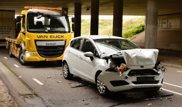 Flinke file na ongeval met veel schade op Rijsbergseweg