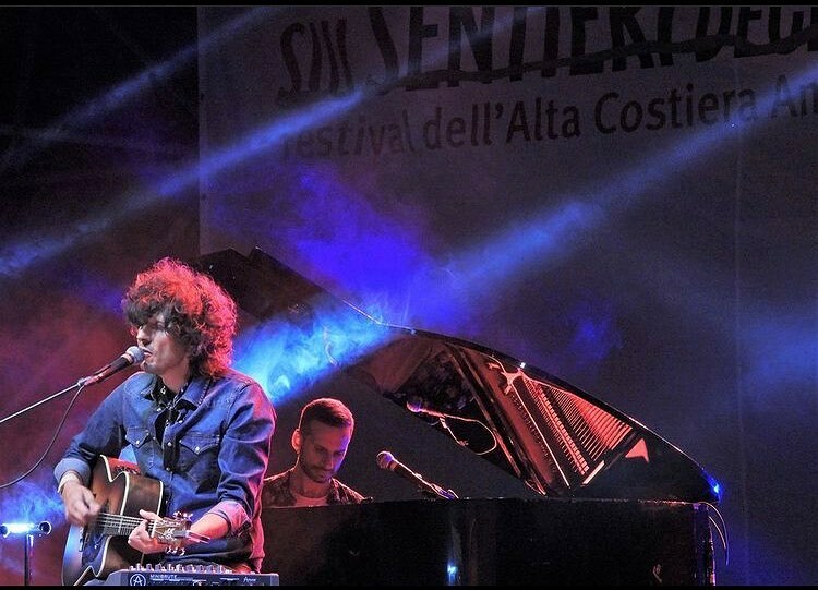Di nuovo davanti a un pubblico!! Live acustico con @ermalmetamusic Sui Sentieri degli Dei #ermalmeta #suisentierideglidei #agerola #costieraamalfitana instagr.am/p/CSJ5CoBD32M/