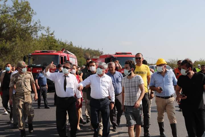 ckeseroglu's tweet photo. Hatay valisi Rahmi Doğan, Dörtyol Kuzuculuda devam eden orman yangın bolgesinde incelemelerde bulundu.

Devletin tüm kurumları yangın bölgesinde gelişmeleri yakından takip ediyor. https://t.co/smaLkPL1jx