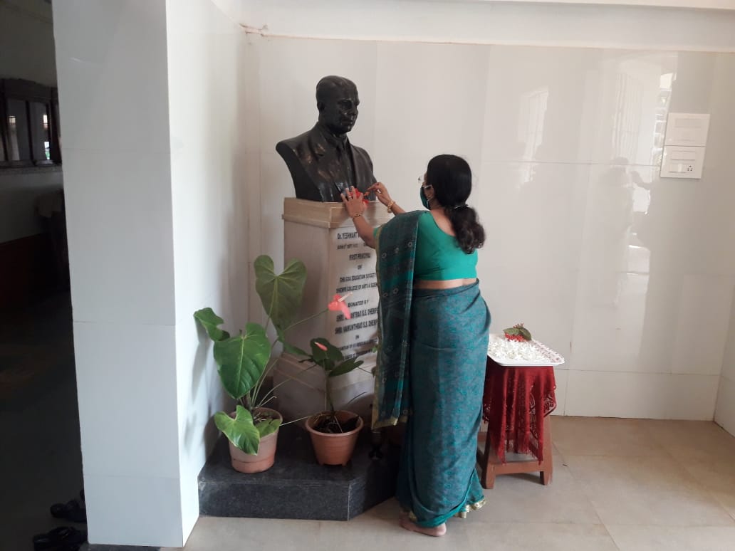DhempeCollege's tweet photo. @DhempeCollege paid homage to Dr Y.V Lawande (The first principal & founding member of our college) on his death anniversary today.
#dhempecollege #dhempedynamites #dhempeatsixty #dhempe https://t.co/kzqZyLXObf