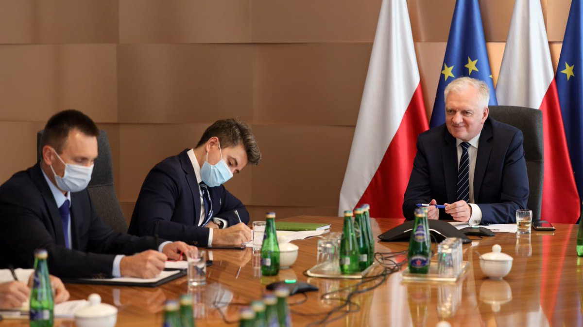 MRiTGOVPL's tweet photo. Wicepremier @Jaroslaw_Gowin bierze udział w spotkaniu z @AmbassadorTai🇺🇸, przedstawicielką USA do spraw handlu. Jest to trzecia w ostatnich tygodniach rozmowa szefa #MRPiT z ważnym urzędnikiem administracji #USA. Rozmowy dotyczą m. in. 🇵🇱-🇺🇸 relacji handlowych. https://t.co/O4lycVDK4x