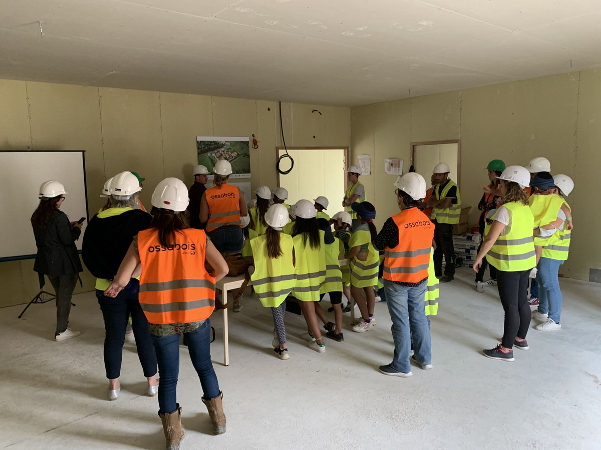 Action_Enfance's tweet photo. 🔧👷🏻 En juillet, les enfants du Village provisoire de Sablons et leurs éducateurs ont visité leur futur lieu de vie. Une façon plus concrète de se projeter dans cet ÉcoVillage d'Enfants et d'Adolescents tout en découvrant l’envers du décor d’un tel chantier.
@OSSABOIS #CAREIT https://t.co/ePtIh6GUdQ