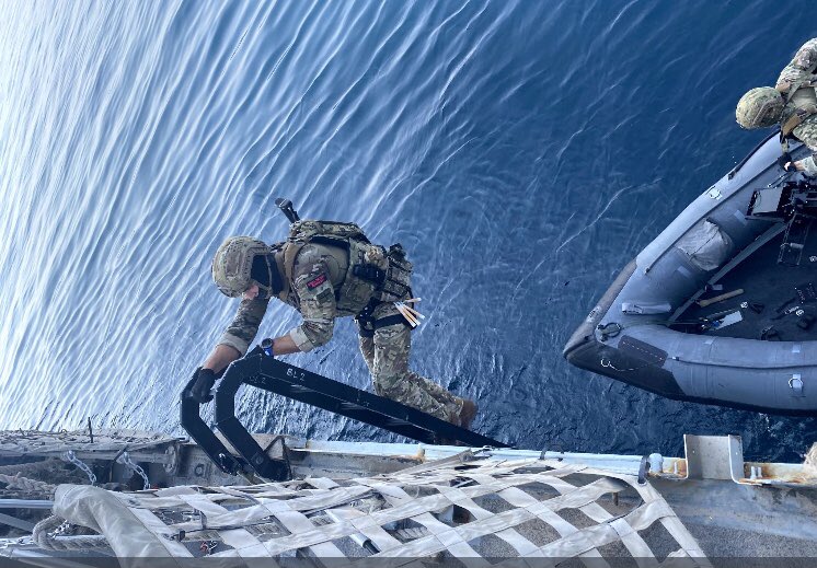 42_commando's tweet image. #forwarddeployed on #OpKIPION and still training @RoyalMarines @42_commando are #alwaysready to conduct Maritime Interdiction Ops (MIOps). @UKMCCMiddleEast @HMSMontrose @DefenceOps