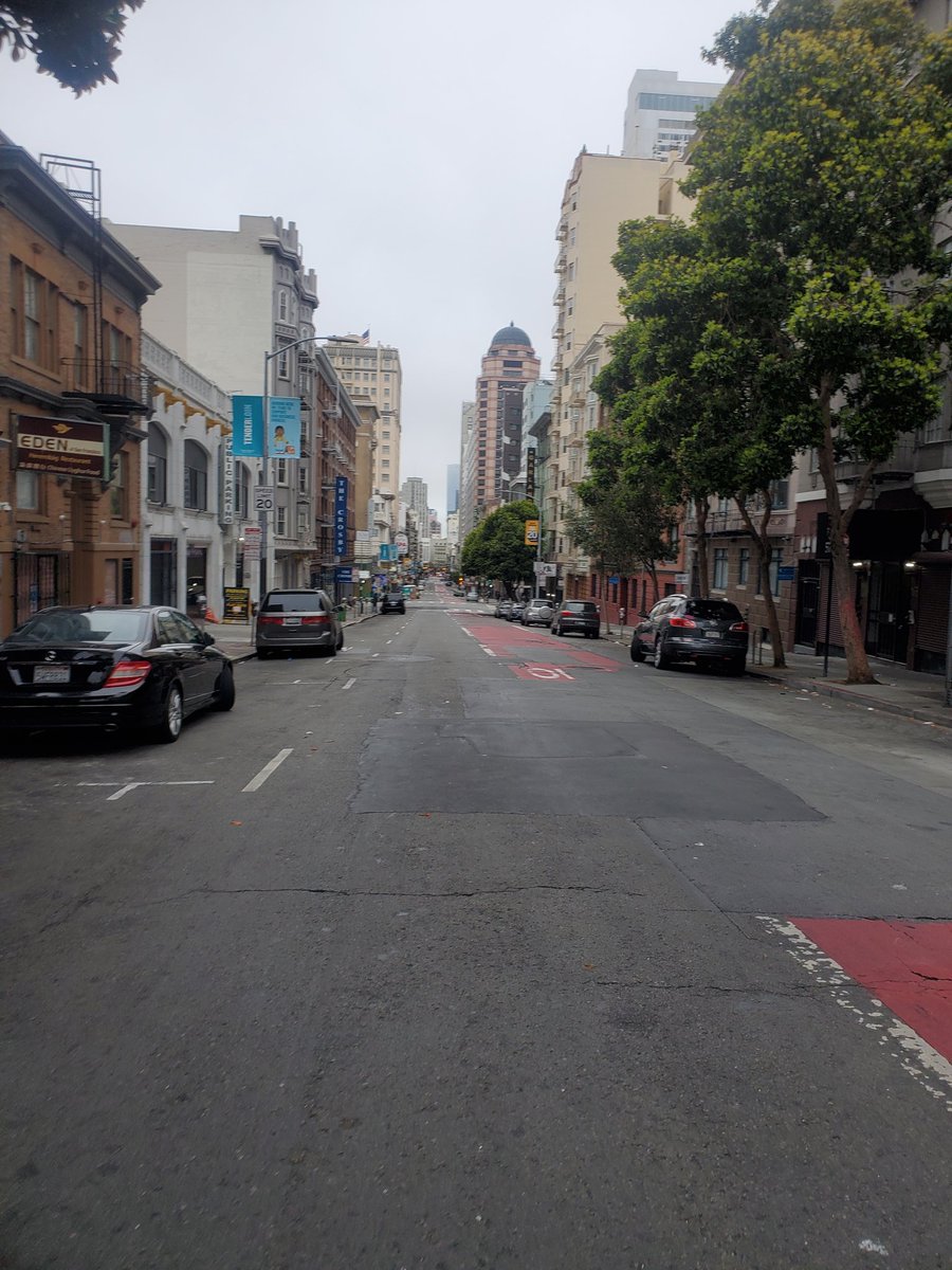 oscarjr's tweet photo. #theLoin is quiet this morning. #earlyAMwalk to work. #SummerInSF https://t.co/iyljc9jtpX