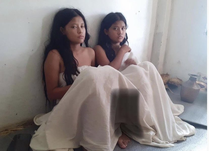 कक्षा ९ र १० मा अध्ययनरत दुइ किशोरीहरू आफ्नी आमालाई दागबत्ती दिएर किरीया बसेको दृश्य! 
आमाले छोराछोरी भनि कुनै विभेद नगेरेको र आमालाई सम्मान गर्दै आफैं किरीयामा बसेको उनीहरू बताउछन् ।