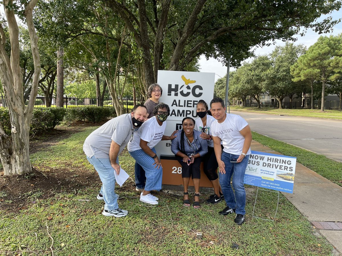JMTechieMindset's tweet photo. Team 13 rocking @budewigbulldogs community! @AliefISD @heatherturner70 #GameOn! #BulldoNation #WeLoveOurCommunity https://t.co/zVpUgkcsJC
