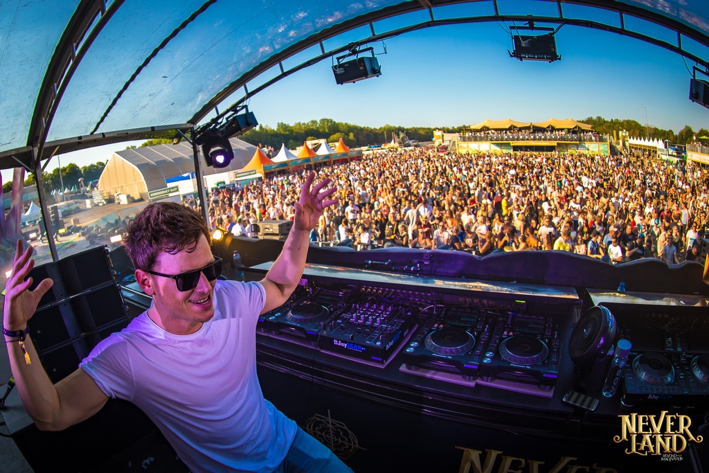 feddelegrand's tweet photo. π #putyourhandsup for goofing around on stage. #showmemory #WeGoGRAND #votenow https://t.co/zIjfs2QYex