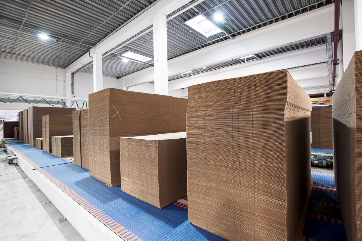 WestfaliaEU's tweet photo. Danke, #DONAUWELL! https://t.co/cZoKeFOqlD In Naarn, wo jährlich 50 Mio. qm Wellpappe verarbeitet werden, realisieren wir 2022 ein #Lagersystem mit 13.200 Regalstellplätzen, 2 Regalbediengeräten, #Fördertechnik, #SPS-Steuerung & unserem WES https://t.co/uqSuT3csZd® #intralogistik https://t.co/U54VjWXUZs