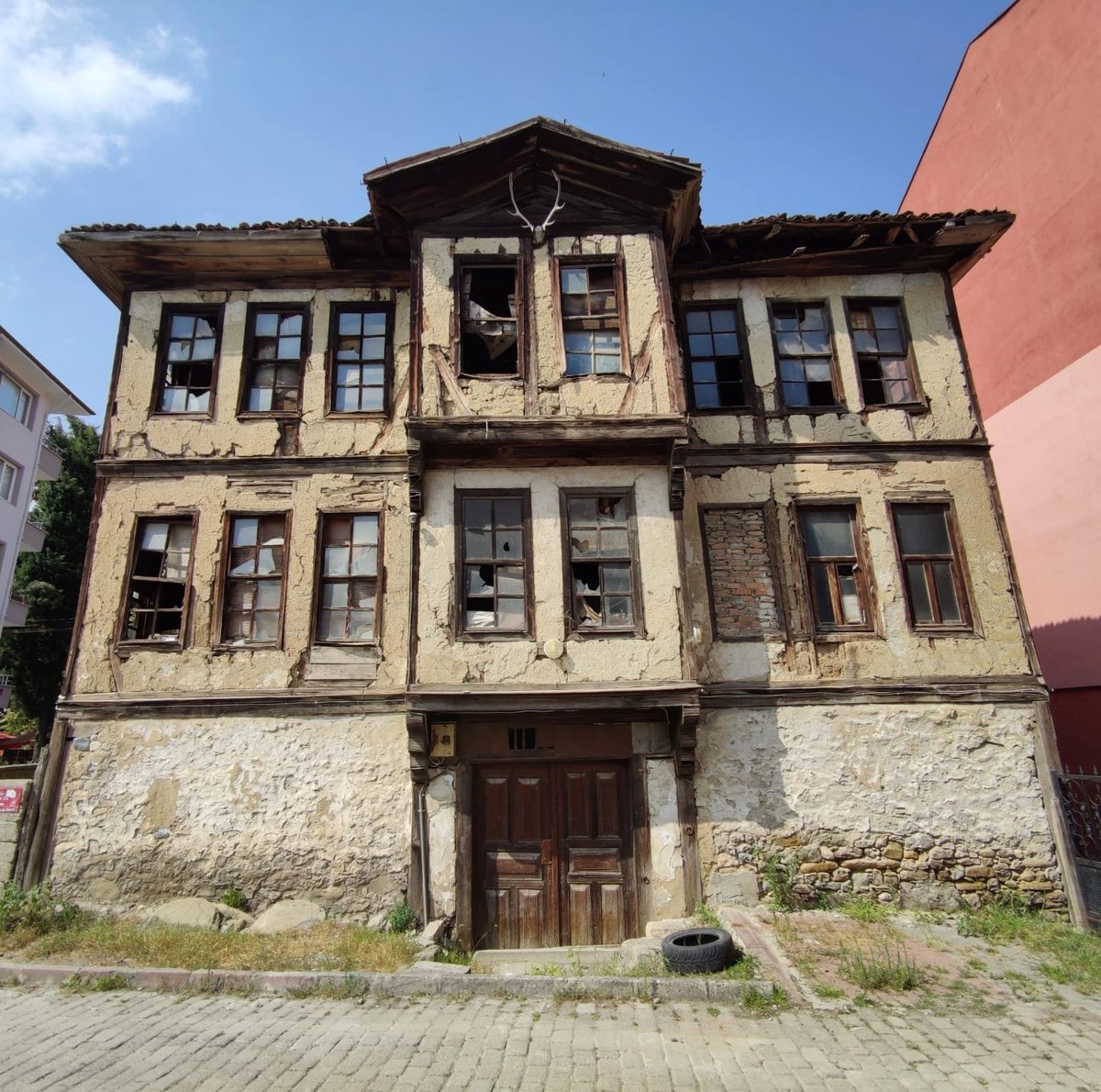 Güzel insanlar güzel evler inşa edip bu evlerde yaşadılar, bizlere de hatırlarına saygı duymak ve elden geldiğince korumak düşüyor...
#yerelmimari 
#kulturelmiras 
#osmanlıevleri 
#eskievler
#eskieser
#kültürvarlıkları 
#koruma
#korumakurulu 
#sivilmimarlıkörneği 
#sivilmimarlık