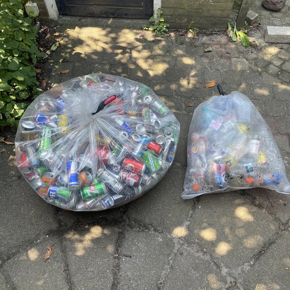 Het effect van #statiegeld op plastic flesjes begint zich duidelijk af te tekenen. De afgelopen jaren vond Zwerfinator gemiddeld 2,7 keer zoveel blikjes als plastic flesjes. Deze week was de verhouding 1 op 6,4. En dat is niet omdat er nu opeens veel meer blikjes liggen.