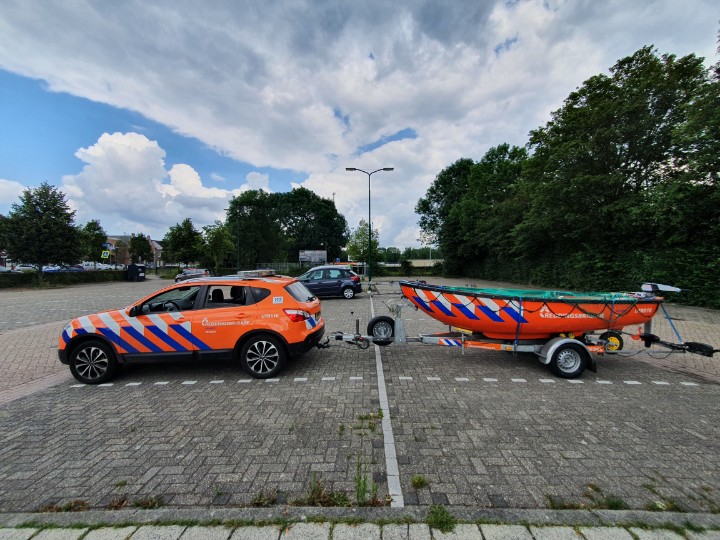 Wat te doen op deze woensdagmiddag? Lifeguards van de #reddingsbrigade #Utrecht namen vrij van werk om te oefenen met het rijden met een boot op trailer. In het begin was het moeilijk maar op het einde stond de combinatie mooi in het vak.