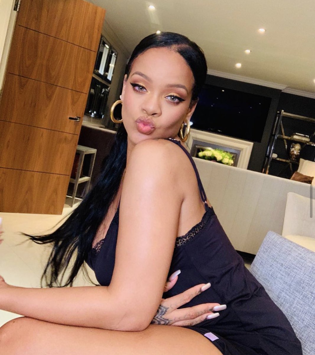 HotFreestyle's tweet image. Rihanna is officially a billionaire (via Forbes) 💰