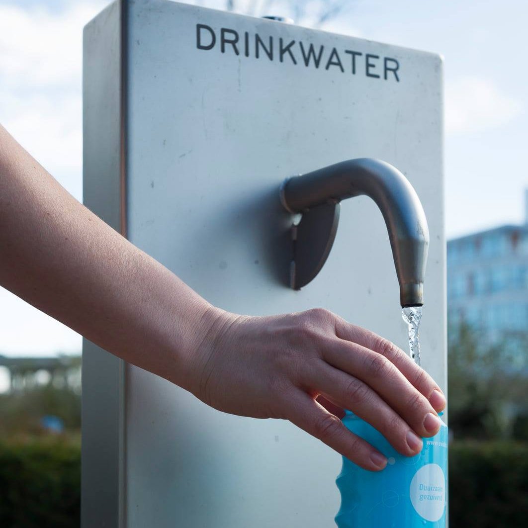Van plan ‘n lekkere wandeling te maken? Een mooie fietstocht? Of gewoon een dagje uit? #Tip: neem dan je herbruikbare bidon of fles mee. Vul deze onderweg met fris #drinkwater uit één van onze openbare watertappunten. bit.ly/Openbaredrinkw…