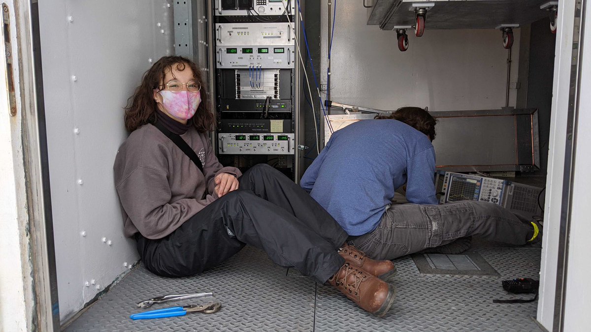 eventhorizonjas's tweet photo. Bonus pic is me inside a cabin trying to be ✨science✨ while my advisor is troubleshooting for our actual science https://t.co/g3EqUnHCyY