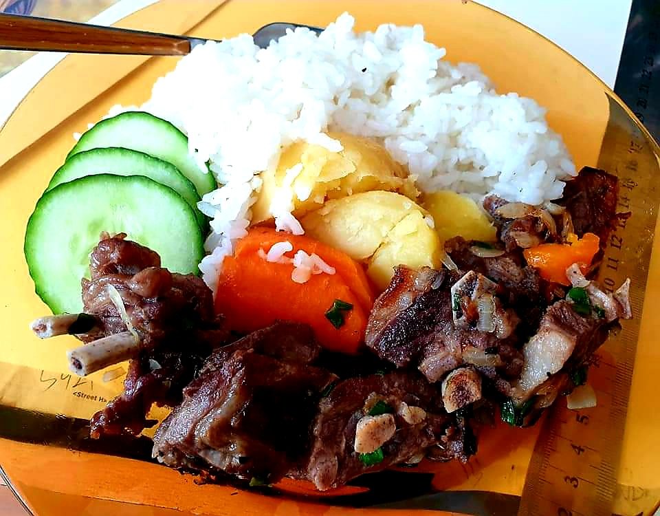 Ажлын ширээ болгоод зургаа зурчихна. Амралтын талбар болгож бас хөгжим сонсож,ТВ үзээд энтертайнмэнт хийчихнэ. Өлсөхөөрөө хоолоо тавьж идэнгээ ходоодоо баясгачихна.Эгээтэйл хэвтэж унтаж, хүндэрч хөнгөрөхгүйм даа.Ажлын ширээ маань ёстой "Универсаль солдат" гэдгэрхүү л юм болжийшд