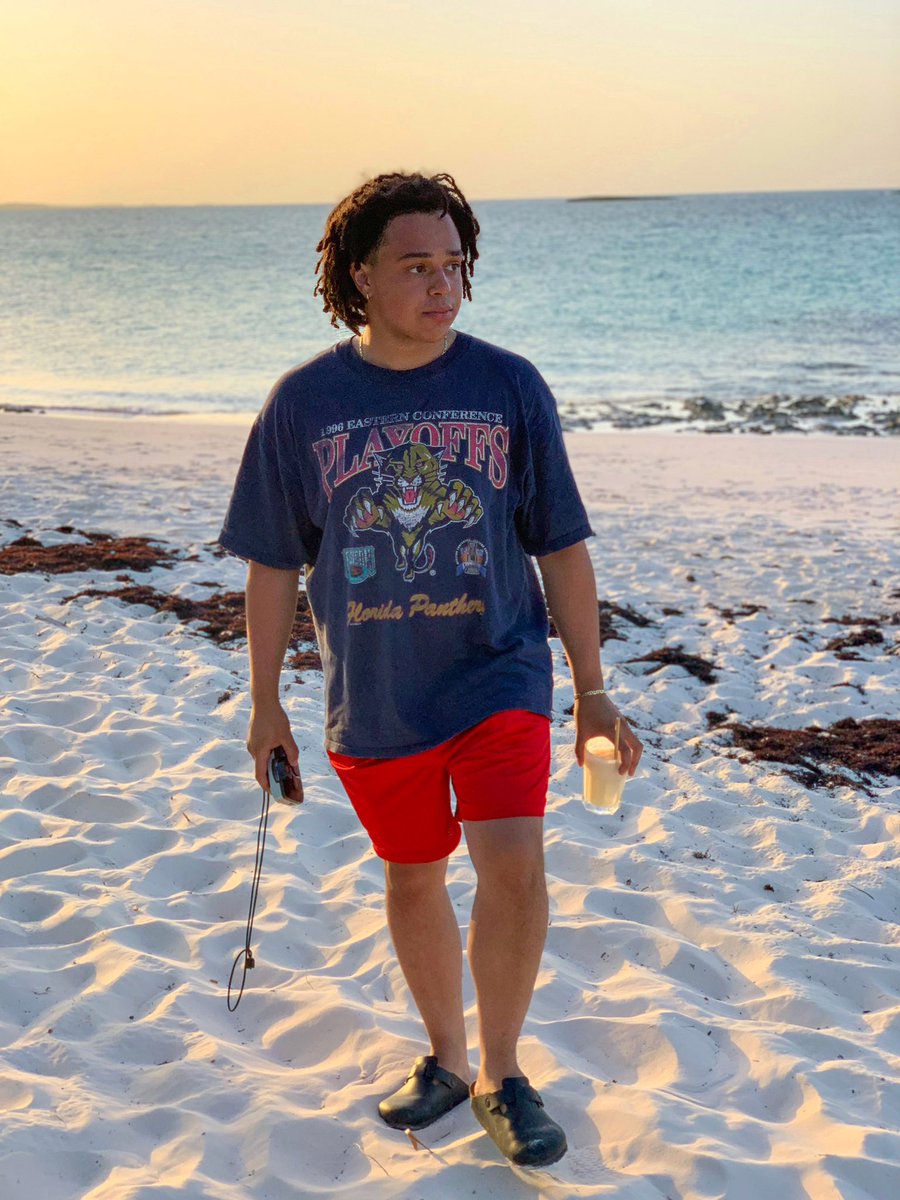 thekaiokid's tweet photo. Trouble in Paradise🏝 https://t.co/sU2fHGFVDt