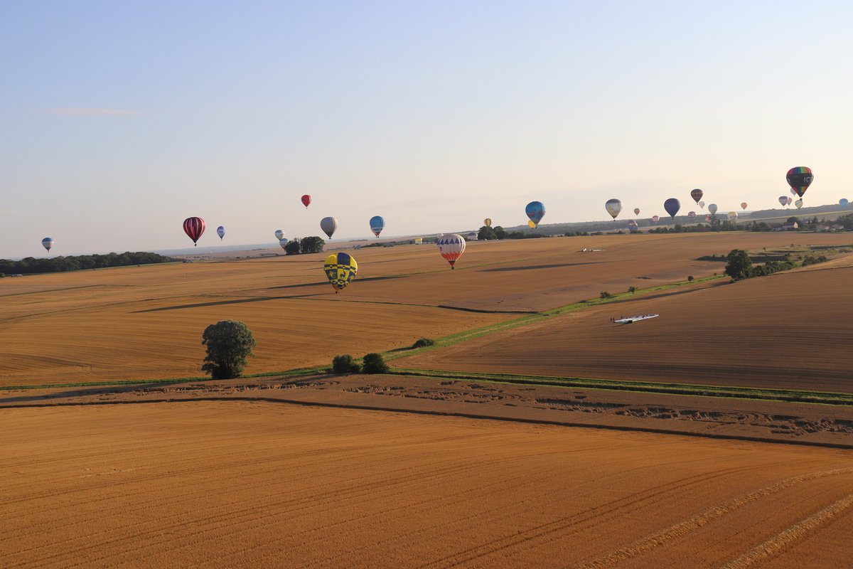 HeleneParfait's tweet photo. [#partenaire] La 17ème édition du #GEMAB s'est achevée ce dimanche 1er août 2021, après 10 jours d'animations, d'événements et 12 envols de masse d'environ 300 montgolfières dans le ciel lorrain. 🌈☁️Une expérience inoubliable que nous vivons en tant que partenaire depuis 2019. https://t.co/TZTMakDLEI