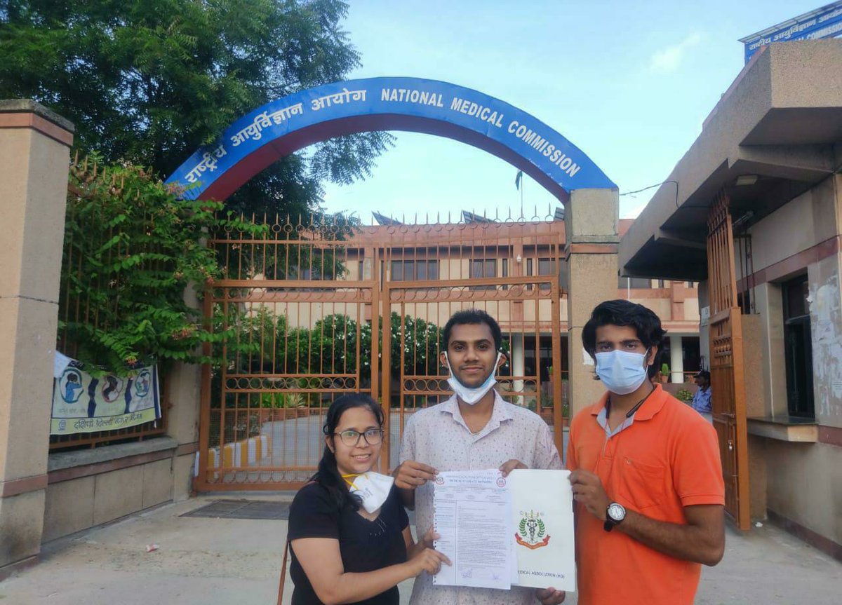 ima_msn_kar's tweet photo. IMA MSN rallies in response to the invitation of comments from NMC regarding the draft on Compulsory Rotating Internship-2021. Seen in pic, National Convener Prashanth S, National GS Garima Ma'am, National JS Lakhan Prakash Sir.  @HqsMsn  @IMAIndiaOrg  @MoHFW_INDIA https://t.co/29sokZY4Ow