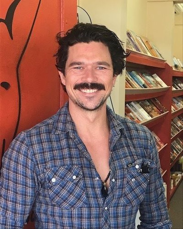 Literary events are back, baby!📚

#LukeArnold is visiting Red Kangaroo Books in Mparntwe/Alice Springs on 22nd August at 11am.
If you're around - pop in for a chat!

More info on their website: ow.ly/pcqB50FKldX and Insta: ow.ly/TdMK50FKkNY

📸 Red Kangaroo Books