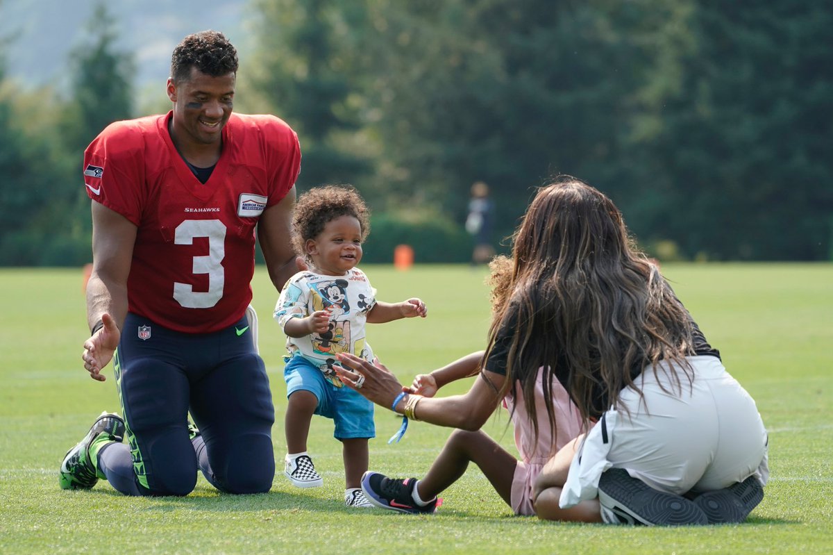 Seahawks's tweet image. Win Wilson taking his first steps yesterday was everything 😍💙

via IG/@DangeRussWilson