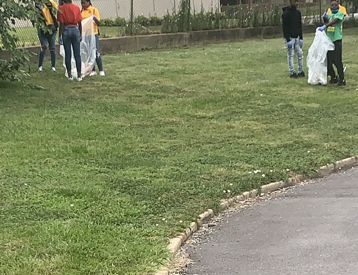 Iammenglish's tweet photo. “So Fresh” Academy community clean up! #Buildingbriges #Mustangsmakingmoves @HighMervo @AyePrincipal https://t.co/WiqfyQ2PxH