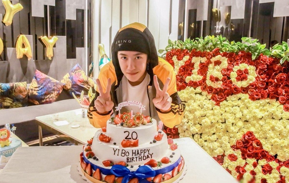 20살 왕이보 생일사진 ..💚흐엉ㅜ