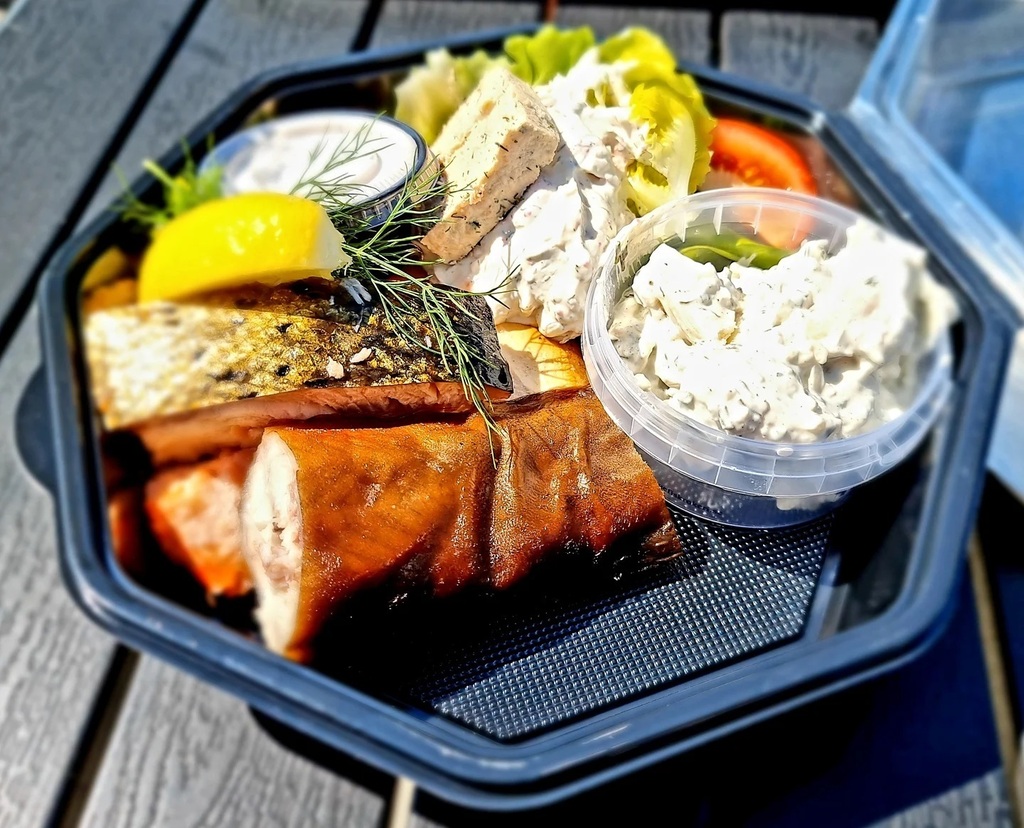 pemar70's tweet photo. Ål och laxtallrik 🤤 #smygehuk #lax #eel https://t.co/DrNJtUtbXG https://t.co/dG7Wu4e239