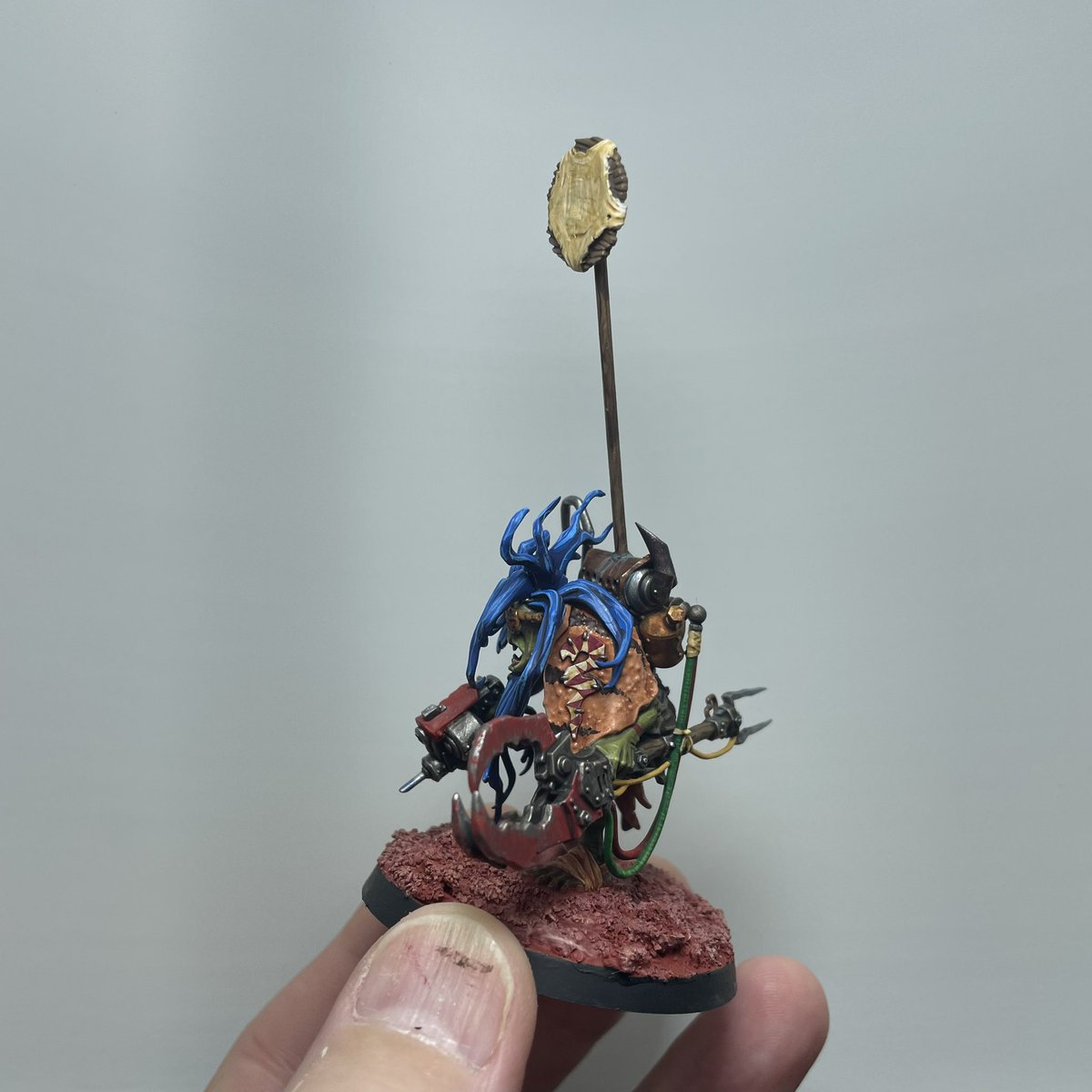 KierdaleModels's tweet photo. Zodgrod is nearly done, just black on some cables, his banner and banner-top to do. Gave him a bit of his old flak jacket, and made him some shackles. #ウォーハンマー #paintingwarhammer #warhammercommunity #waaarghgrimsnaga #orkinprogress #snakebiteorks #spaceorks #beastsnaggas https://t.co/KTQsbCzpko