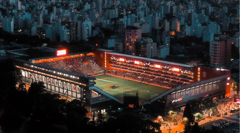 Deportivo1270's tweet photo. 🦁#LeRadar @manuelicabe dice que envuelto en los festejos del 116° aniversario @EdelpOficial le apunta a @cacc_sde con la chance de Ayoví titular, espera por Aguirregaray y hay una “mínima” chance de Pellegrini en la delegación.
#ModoCumple activado 🔛 https://t.co/GV2DVKF5Ph