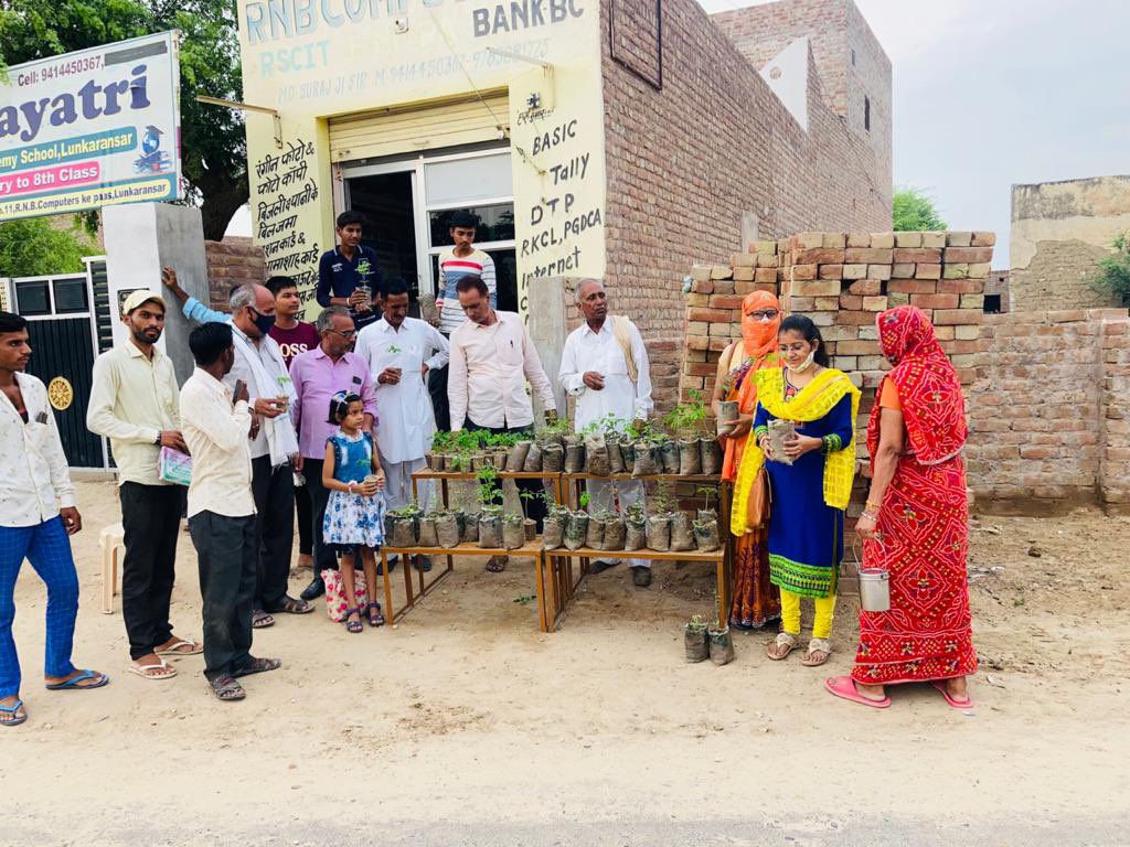 पारिवारिक वानिकी दिवस 
पौधा रोपण ,पौधा वितरण और पौधा संरक्षण🙏🙏🌳🌳#FamilialForestryDay @ProfShyamJyani