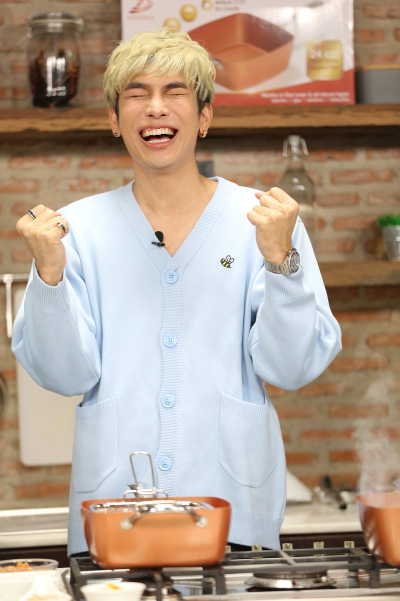 kitchendthai's tweet photo. มาตอนนี้ทันมั้ยค้า...น้องกระทะมาร่วมแสดงความยินดีกับเชฟมิวที่พาทั้ง​ ​5​ เพลง​ติด​ชาร์ต​ Billboard ​#WorldDigitalSongSales ด้วยน้า​ เก่งมากๆเลย​ และขอเป็นกำลังใจให้​เชฟมิวเติบโตทางสายดนตรีไปเรื่อยๆเลยน้าาาา​ 🎉  #mewsuppasit​ #MewOnBillboard https://t.co/BHu0wutUP3