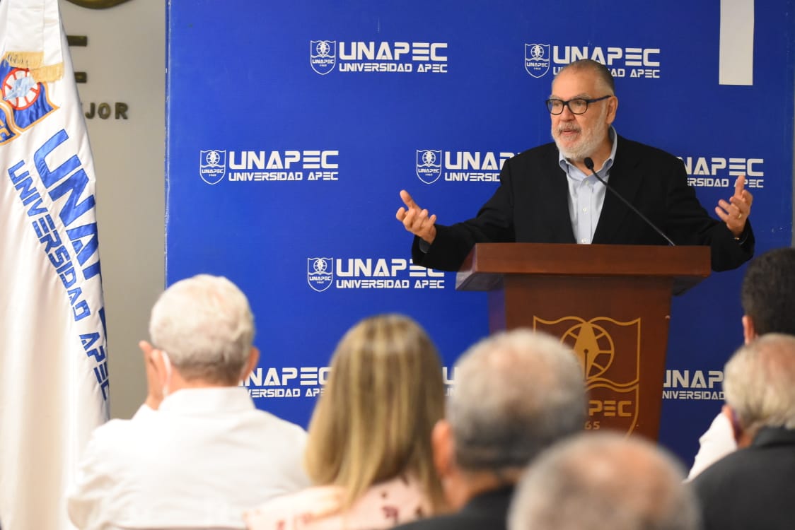 El ministro de Economía <a href="/cearahatton/">Miguel Ceara Hatton</a> valoró los esfuerzos de la <a href="/UNAPEC/">Universidad APEC</a> por sumarse al desafío de procurar calidad en la gobernanza de la gestión de agua a largo plazo en RD. #CES <a href="/luisabinader/">Luis Abinader</a> #GabineteDelAgua