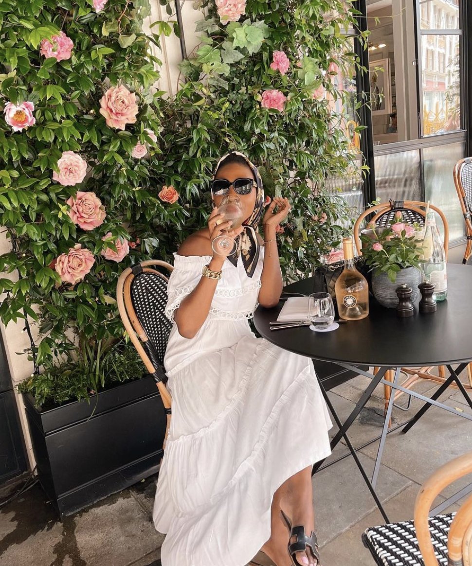 The @HotelMarylebone terrace has been transformed into a beautiful rose garden named "A Rosé Summer in London" in partnership with Miraval. For a meal that's pretty and pink, don't give this one a miss! 🌸

📸: <a href="/lifewithbugo/">Bugo</a>