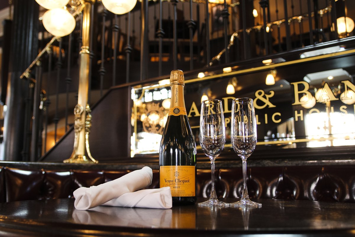 bardandbanker's tweet photo. But first champagne! ... I mean coffee.. it's only Wednesday. But you can enjoy 25% off all wine today, including champagne. Happy Wine Wednesday.
#champagne #bubbly #humpday #gettingthroughtheweek #coffee #goodmorning #earlybird #happyhour #winewednesday #sparkle #bardandbanker https://t.co/XqwfKrS9dZ