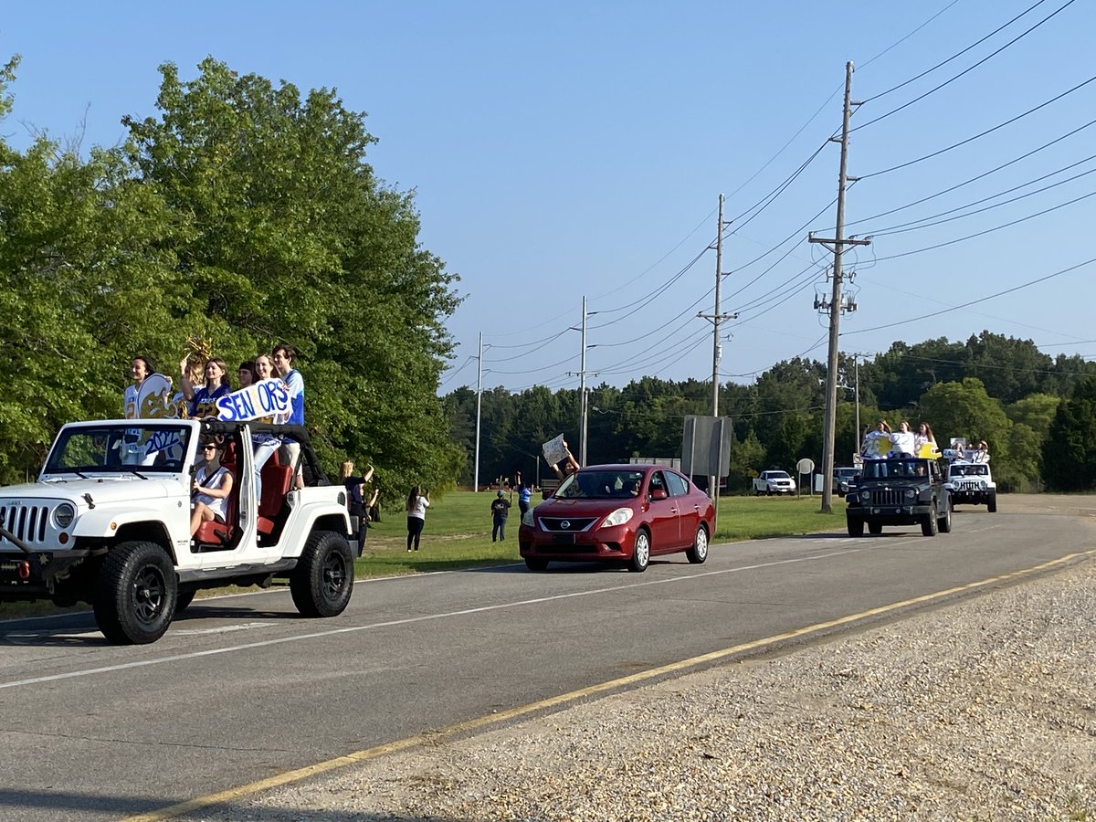 TupeloHigh's tweet image. The senior parade is always one of the best things at THS. Welcome back Class of 2022! #GoWave #TPSD