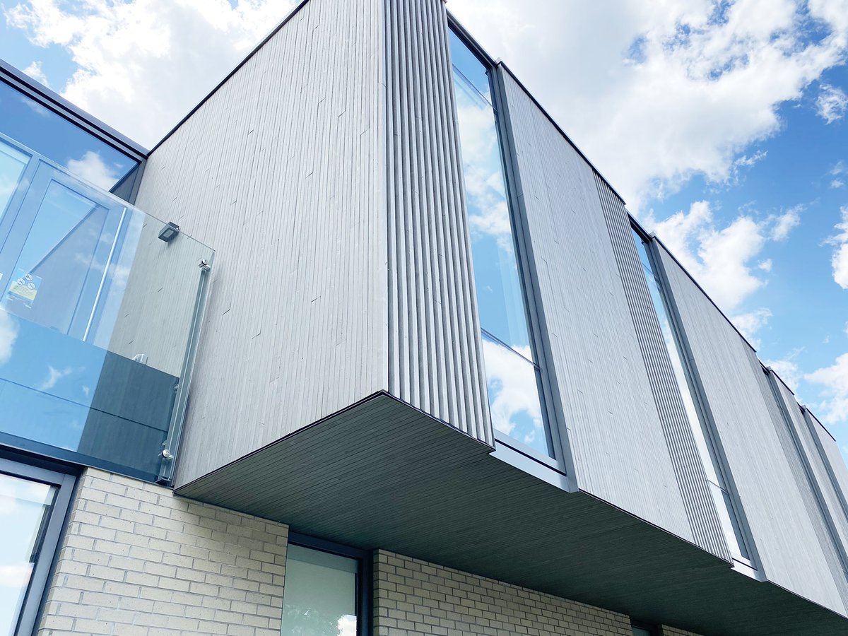 JusteDuPin's tweet photo. Un bel exemple d’un bâtiment commercial revêtis avec notre magnifique collection Bluhouss ✨ 

#justedupin #bluhouss #business #architecture #architect #dwell #archdaily #canada #manifacturing #wood #cladding https://t.co/xf1SYzNfoy