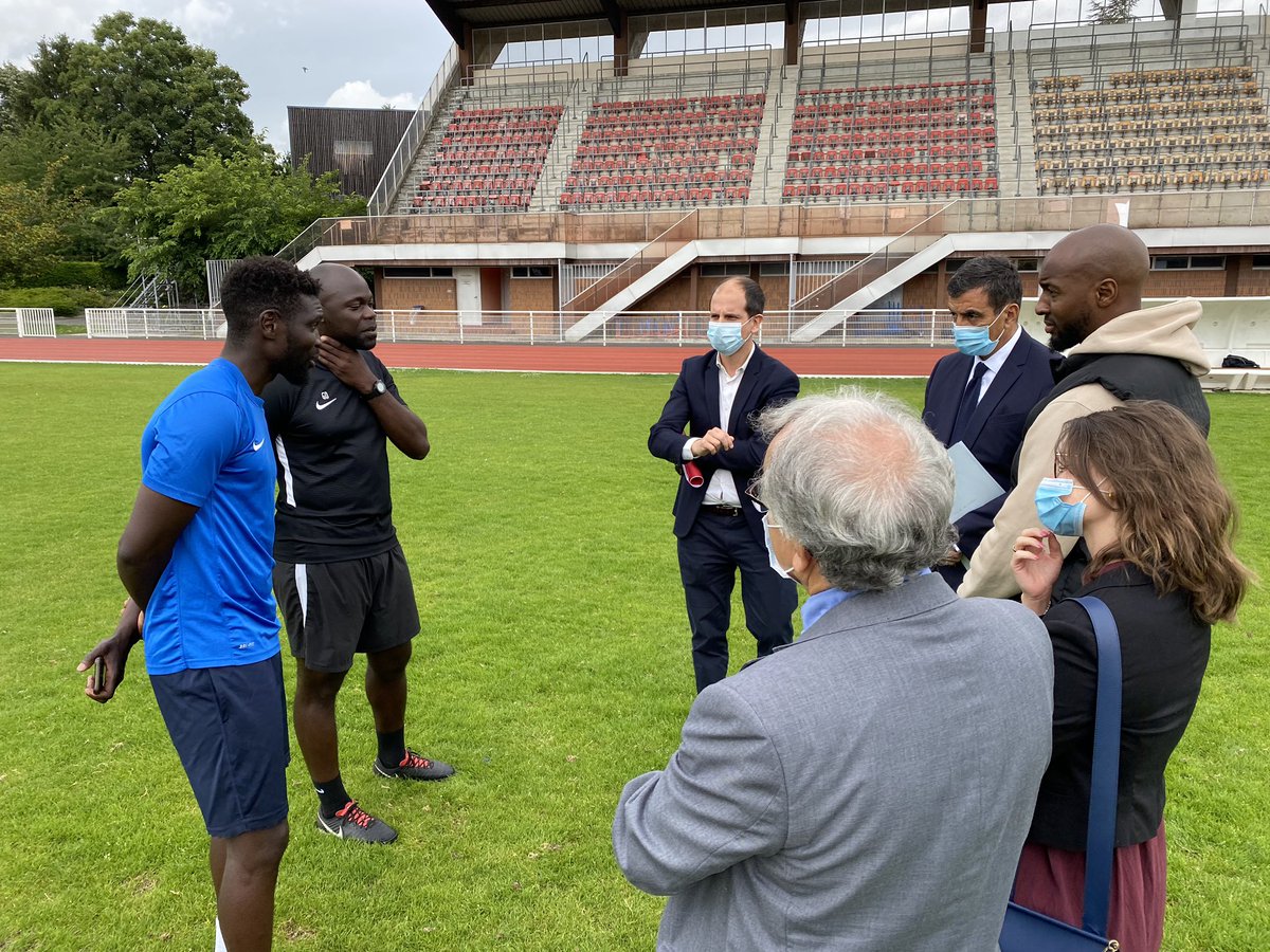 vielhescaze's tweet photo. Ravi d’avoir accueilli ce jour à #Cachan avec mon collègue @MGaloko, le préfet délégué pour l’égalité des chances M. Guerza. Échanges riches et rencontre avec les associations du @cachanclub, très mobilisées cet été pour les enfants 🙏🏻, et Connect.
#polville #QuartiersDété ☀️ https://t.co/TlyyeKG84W