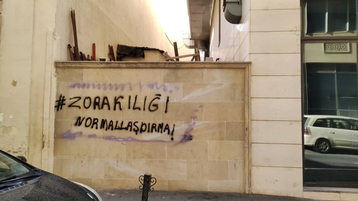 Bu gün Bakı küçələrində yazılan şüarlar. Zorakılığı normallaşdırma! Qadın qətlləri siyasidir!