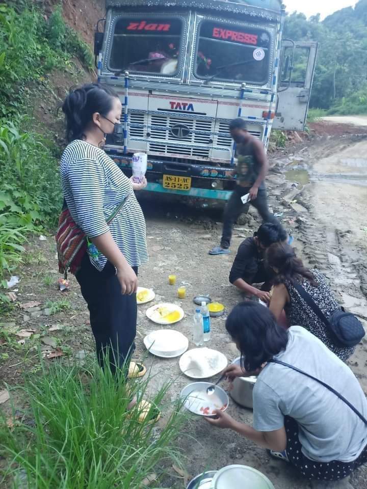 Siddiquey_'s tweet photo. Another humanity act by Mizo. Serving the helpless truck driver, who in stuck in Mizoram due to Economic Blockade. 

https://t.co/YsmIz0CAmT https://t.co/9f7tWS0DBi