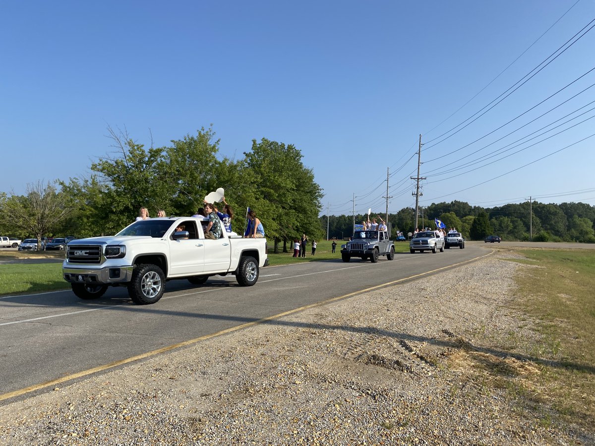 TupeloHigh's tweet image. The senior parade is always one of the best things at THS. Welcome back Class of 2022! #GoWave #TPSD