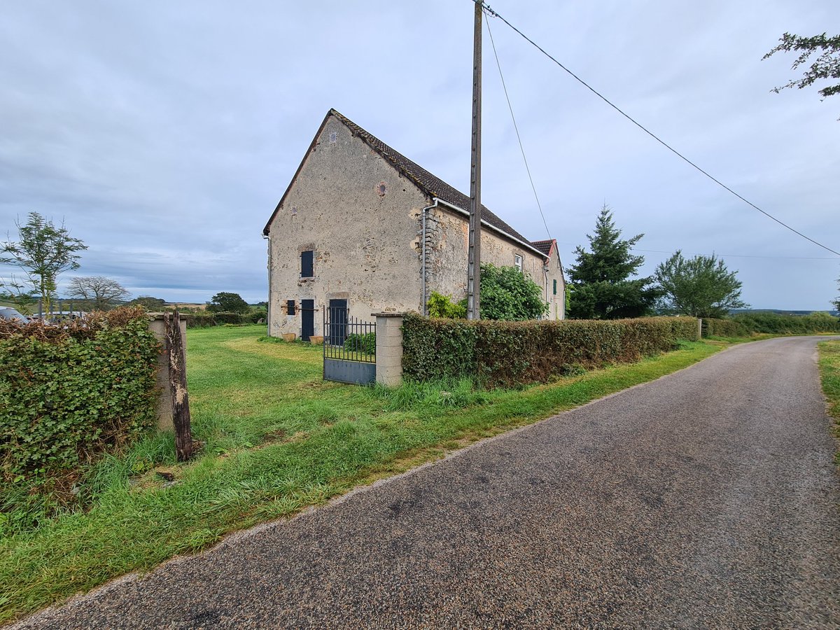 TamaraW32's tweet photo. Heerlijk, dit huis van mijn tante in midden Frankrijk, maar helaas gaat ze het te koop zetten. Interesse? Voor de klusser, laat het me weten. #Frankrijk #themiddleofnowhere https://t.co/0fbIQvNiZo