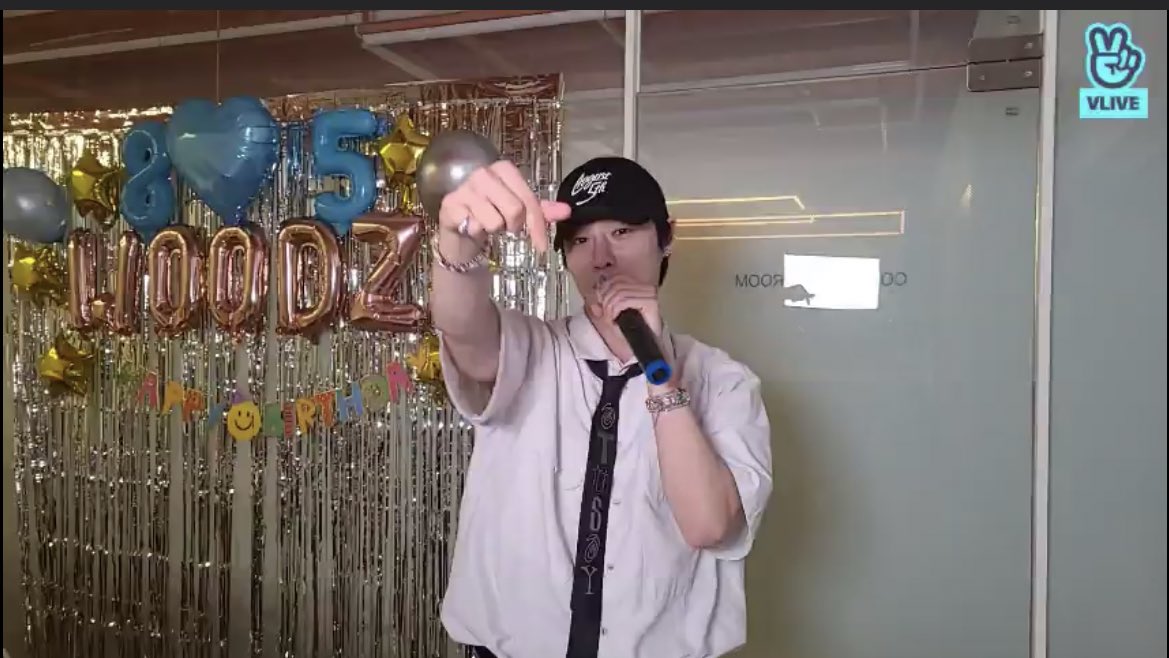 chochoseungyoun's tweet photo. Finally after 27277172272829…..9292 majimak song, Seungyoun’s bday vlive has just ended!
Thank you @_chowoodz you’re the best!!! And happy birthday again 🥳🧡💙 https://t.co/l1mY7vaapf