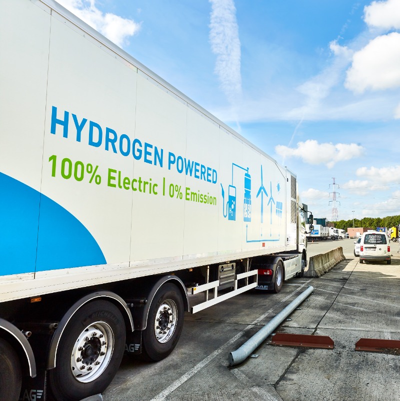 EU_Commission's tweet photo. We support the development of renewable hydrogen, produced using mainly wind and solar energy.  
By 2030, we aim to:
⚡Install 40GW of renewable hydrogen electrolysers 
⚡Produce 10Mt of renewable hydrogen
⚡A 50% renewable share in hydrogen consumption in industry

#EUGreenDeal