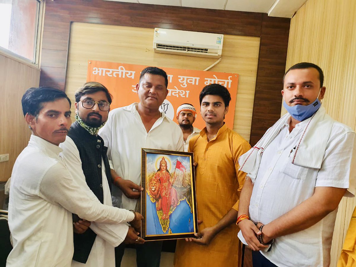 skofficial6000's tweet photo. मुलाकात के वक्त की कुछ तस्वीरें भाजयुमो (उ०प्र०) कोषाध्यक्ष पं० अमरजीत मिश्रा जी के साथ https://t.co/Oz2z2o2SHy